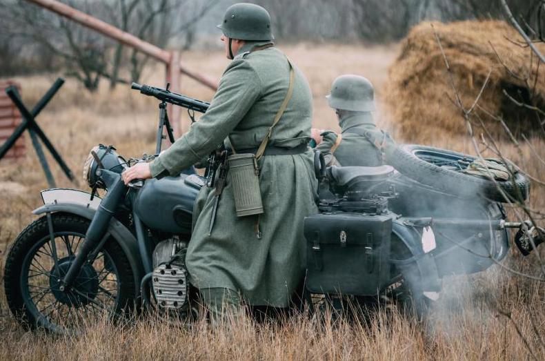 Niemieccy żołnierze na motorze